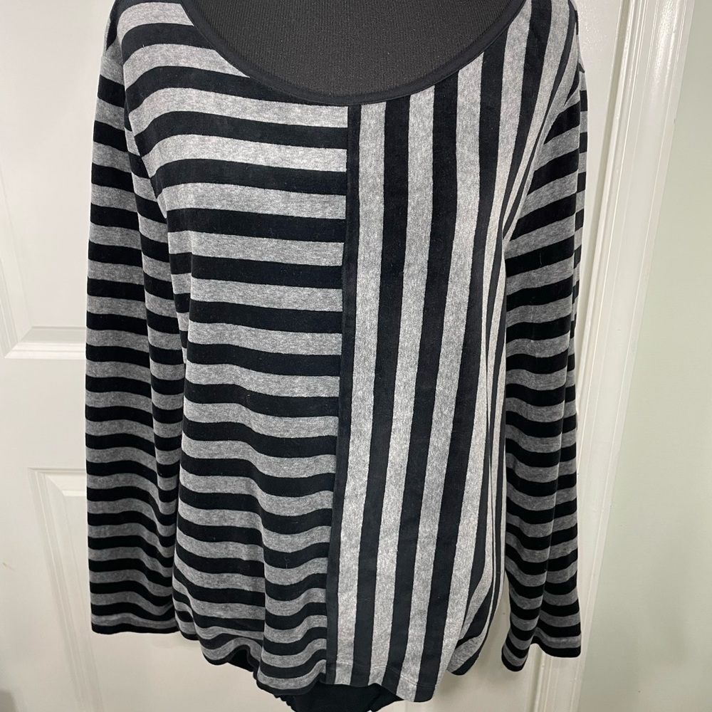Chic Black and Gray Striped Long Sleeve Top Size 2 CB-90